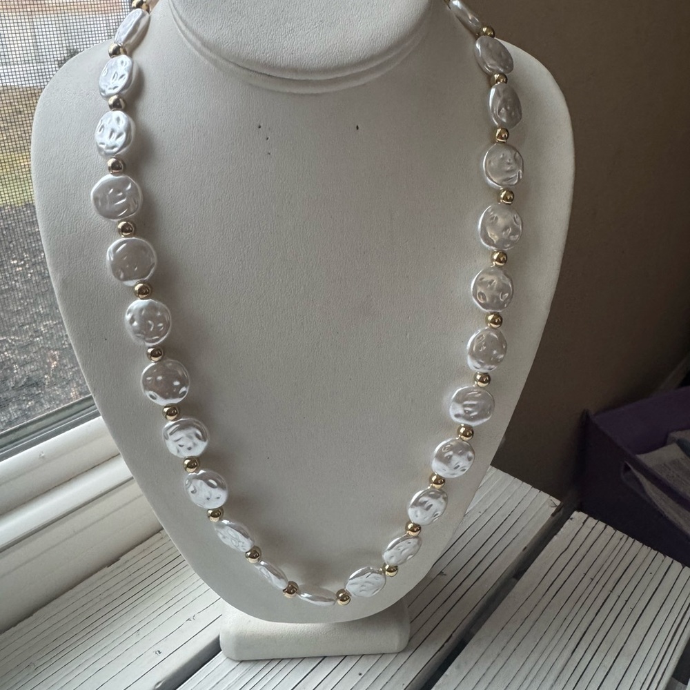 Elegant White and Gold Beaded Necklace - Picture 7 of 8